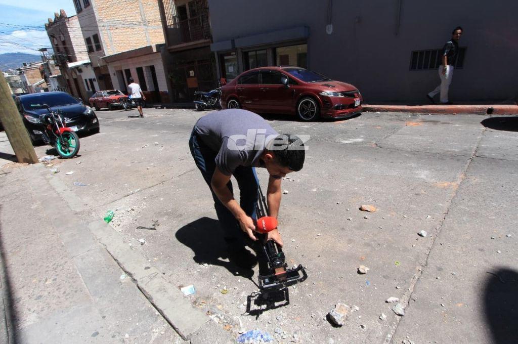 Carros destruidos, piedras y testimonios; así lucen las calles tras batalla entre aficionados de Motagua y Olimpia
