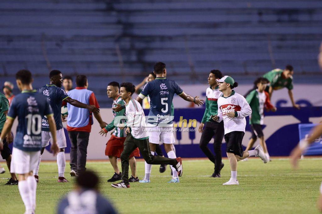 Las imágenes del caos en el Olímpico: Piedras, tres jugadores de Marathón se pusieron en riesgo ¿Y quién comenzó todo?