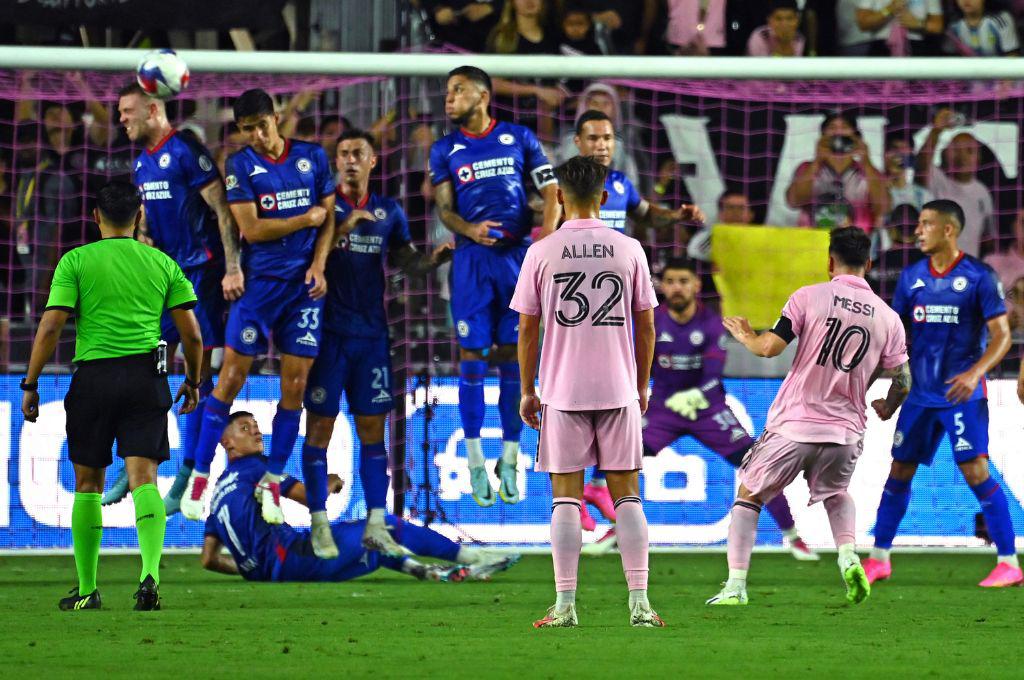 Así fue el debut de Messi con el Inter Miami ante Cruz Azul: Abrazo con una leyenda, el gesto del capitán y golazo de tiro libre