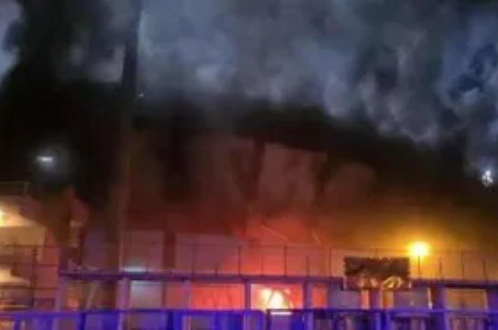 No aguantan perder: hinchas de equipo italiano incendian el estadio del rival tras caer en el CLÁSICO; tiraron piedras a los bomberos