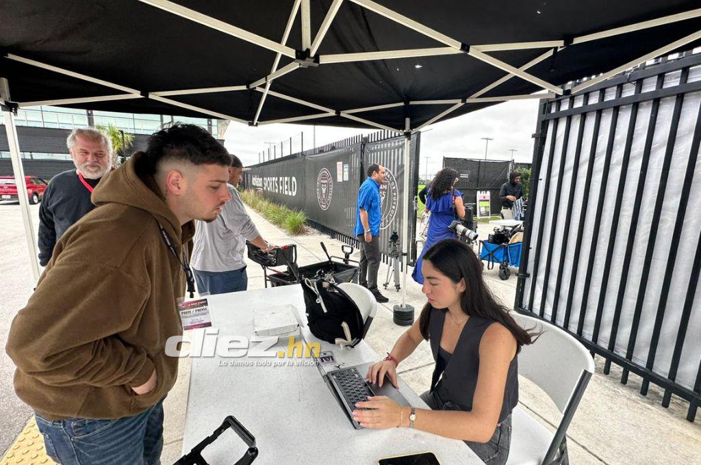 ¿Se podrán tomar fotos con Messi en El Salvador? El saludo del argentino con David Ruiz y los guardaespaldas del ‘10’