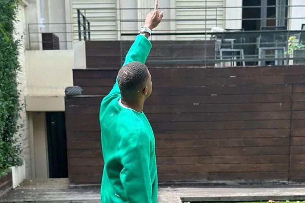 “Mbappé ya planifica su marcha al Real Madrid; el francés está preparándose para mudarse a la capital española”