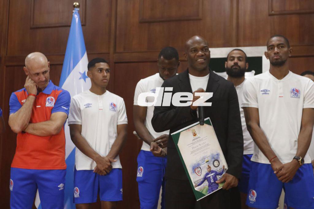 Así fue el homenaje a David Suazo en San Pedro Sula: firma de un libro histórico y llegaron los jugadores del Olimpia