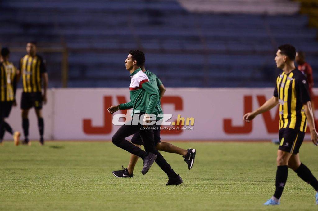 Las imágenes del caos en el Olímpico: Piedras, tres jugadores de Marathón se pusieron en riesgo ¿Y quién comenzó todo?