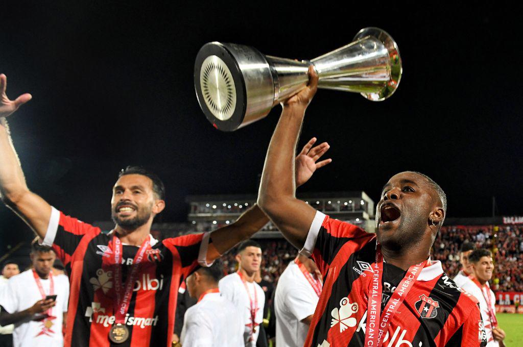 Alajuelense campeón: El hondureño que viajó 24 horas para ver a Alex López y el récord ÚNICO del ‘11’ en Centroamérica