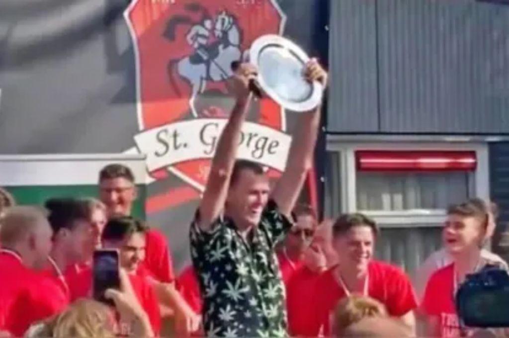 Hizo 4 expulsiones, añadió 15 minutos y celebró el título con el campeón: ¿Cuál fue el ‘premio’ que se llevó el árbitro?