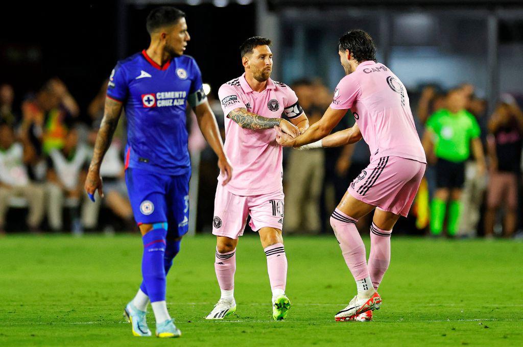 Así fue el debut de Messi con el Inter Miami ante Cruz Azul: Abrazo con una leyenda, el gesto del capitán y golazo de tiro libre