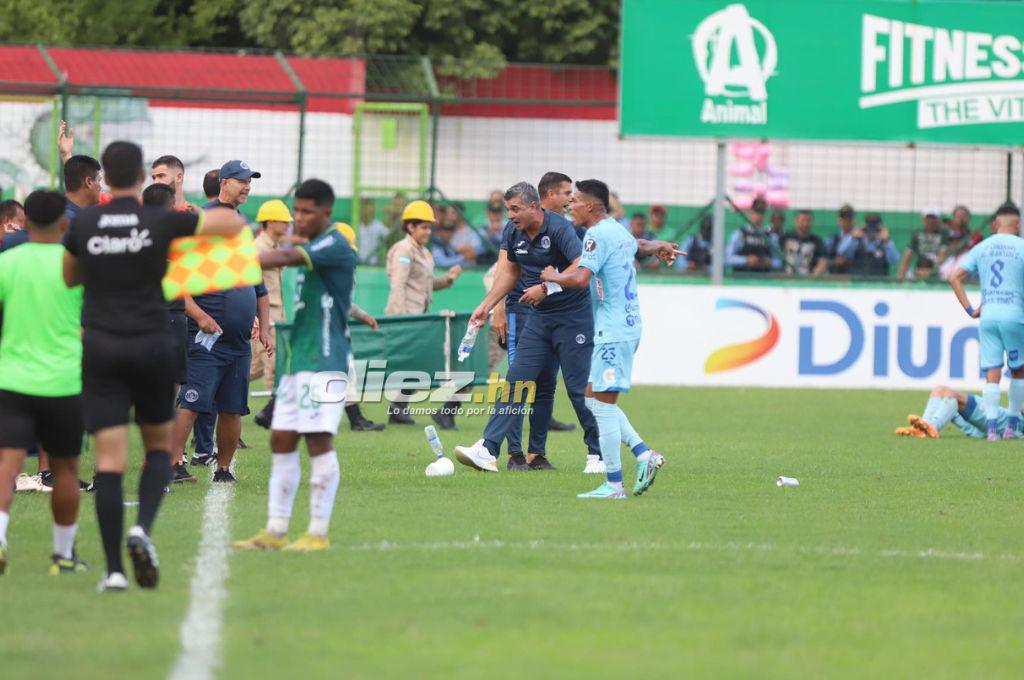 Lo que no se vio en TV: Tristeza y llanto en Marathón, a Diego Vázquez le tiraron de todo y así reaccionó el DT de Motagua