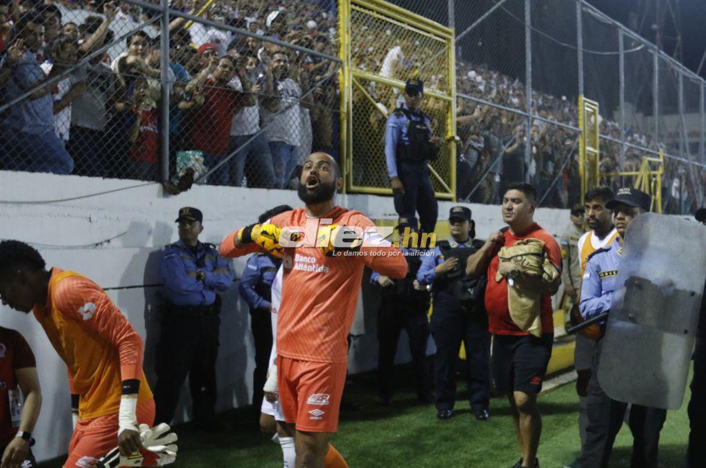No se vio en TV: La tristeza de los jugadores del Olimpia por la crisis, bronca de Menjívar con la gente y el llenazo en el Morazán