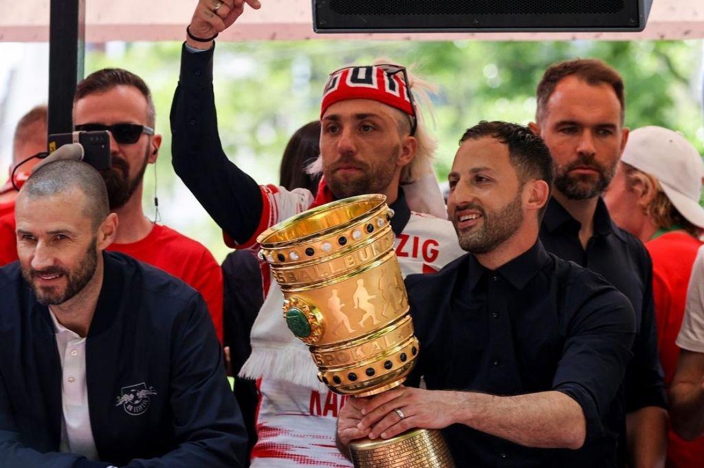 Multicampeón en Alemania es despedido de su club tras la muerte de su hermano: No imaginé que sería así