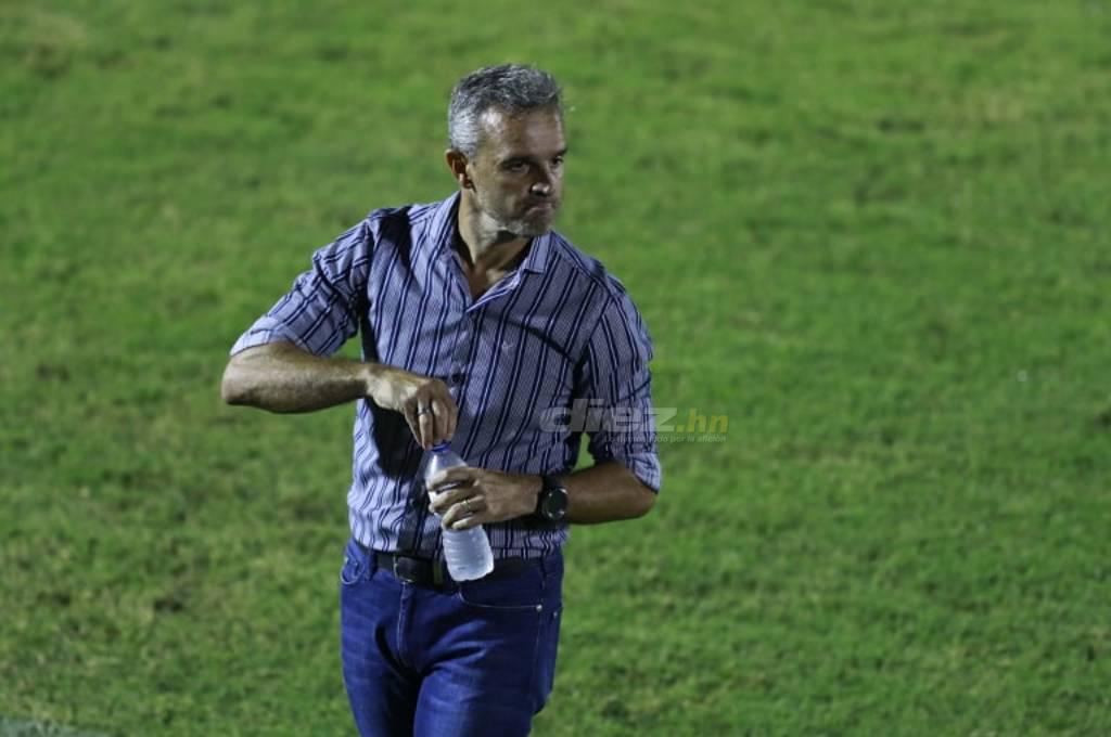 Pablo Lavallén: “Este es el camino que queremos en Olimpia, nos favorece jugar en este tipo de canchas”
