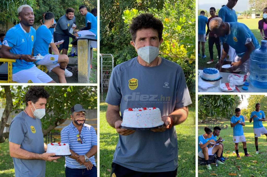 Bonito ambiente en el Real España: Héctor Vargas celebró su cumpleaños 63 partiendo un pastel con sus jugadores