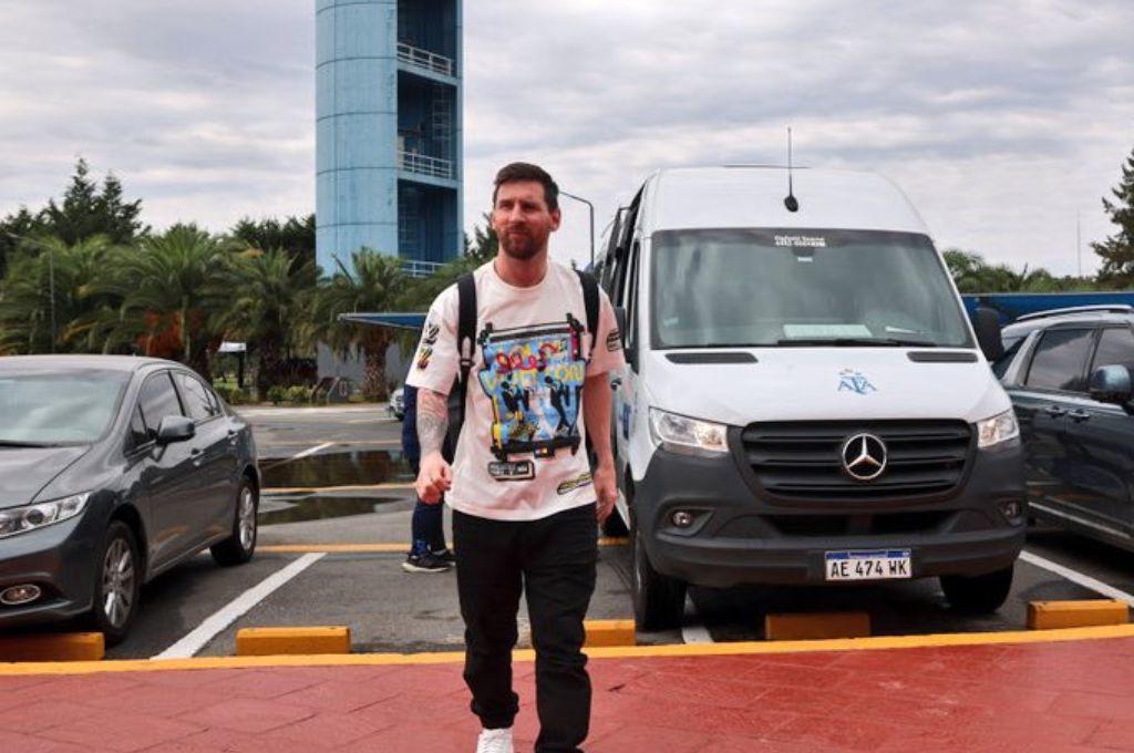 Leo Messi y sus ‘muchachos’ ya están en Argentina: El increíble mural y trapo para la ‘Pulga’ y la nueva camisa de la Albiceleste