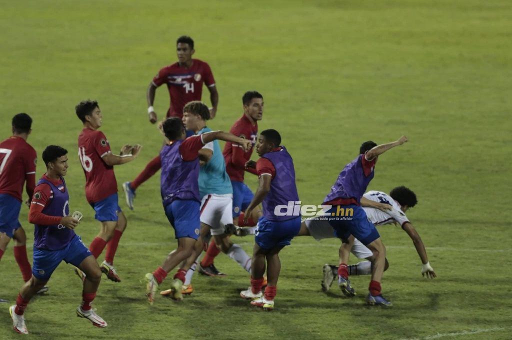 ¡Tico aplicó terrible voladora! Así fue la pelea de Costa Rica contra Estados Unidos en el Premundial de Concacaf