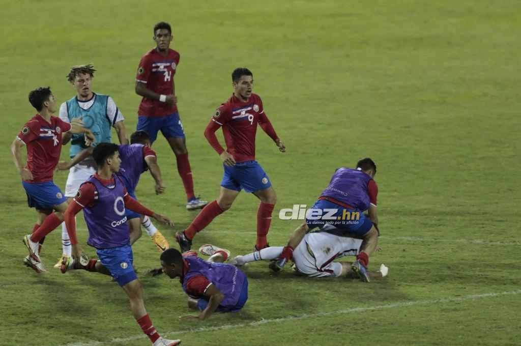¡Tico aplicó terrible voladora! Así fue la pelea de Costa Rica contra Estados Unidos en el Premundial de Concacaf