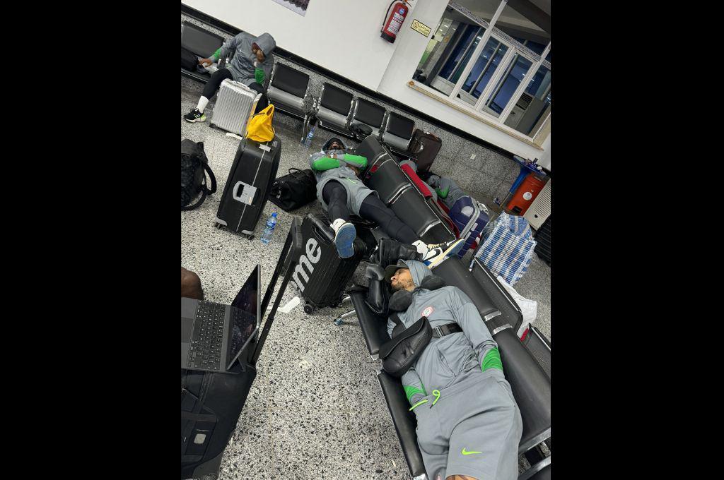 Sin comida, ni bebida: Selección de fútbol fue abandonada en aeropuerto por más de 12 horas y toman dura decisión