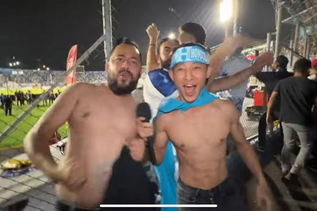 ¡Besó el escudo! Shin Fujiyama estalló de la locura en el triunfo de Honduras vs México: el mensaje a Choco y ¿le gustó la cerveza?