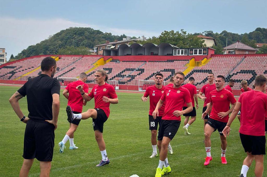 Locura en liga de Europa: Presidente del club despide al entrenador y a toda la plantilla a mitad de temporada