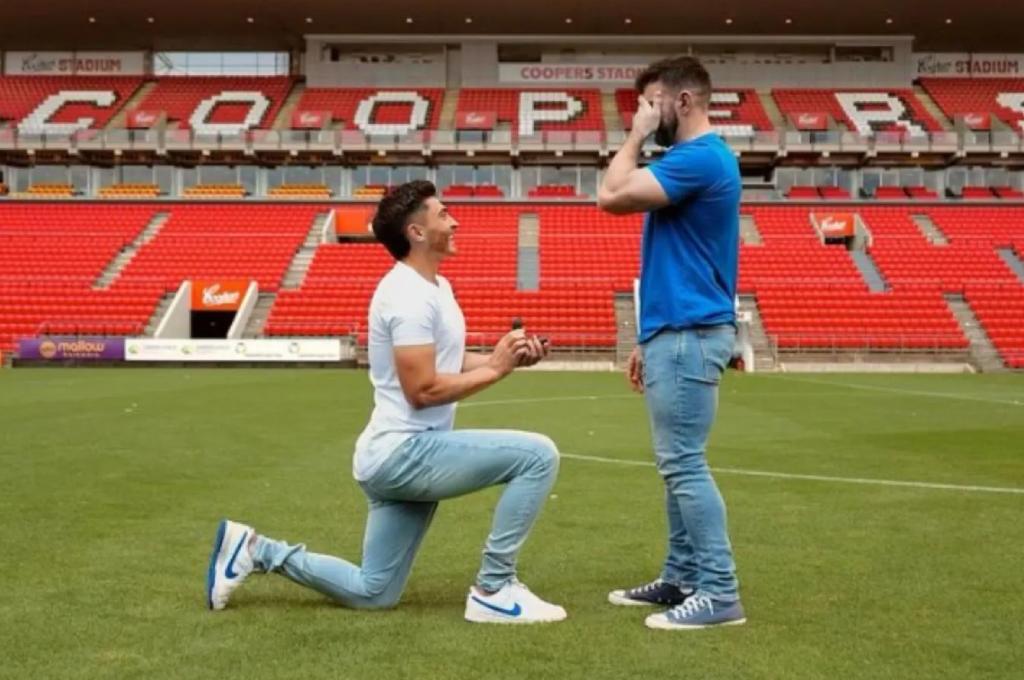 ¿Quién es? Futbolista le pide matrimonio a su novio en una cancha de fútbol; la postura de su equipo
