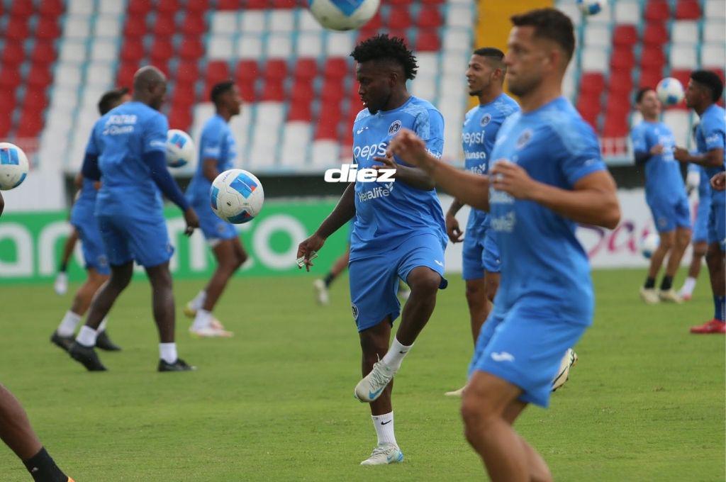 ¿Nuevo fichaje? Con los guantes puestos; así es el nuevo integrante que tuvo Motagua en su entreno previo a enfrentar al CAI