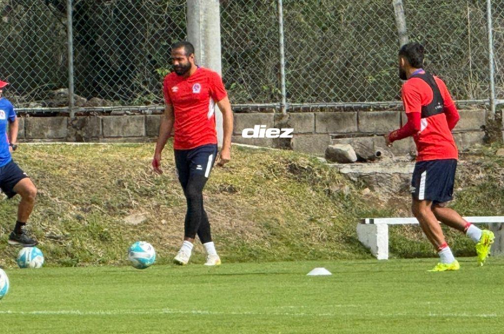 Futbolistas de Olimpia se lesiona en pleno entrenamiento, la preocupación de Espinel; así fue tratado por el cuerpo médico