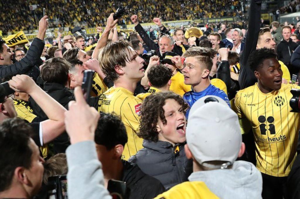 La burla del país: Invadieron el campo para celebrar el ascenso de su club, pero la fiesta se acabó por un hecho inesperado