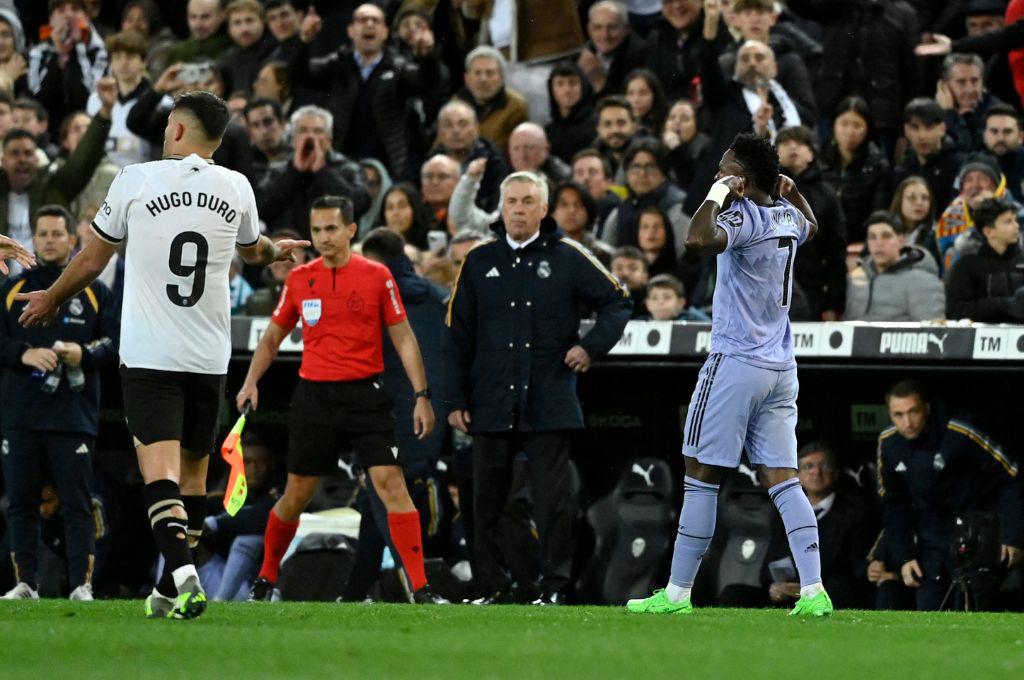 El ‘robo’ de Gil Manzano al Real Madrid, la terrible lesión de Diakhaby y la bronca que tuvo Vinicius con el Valencia en Mestalla