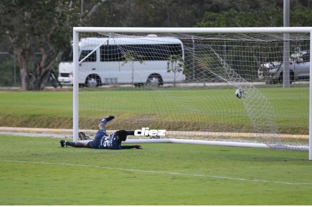 Olimpia doblega a Motagua, futbolista llega resguardado y la bella chica que engalanó el clásico