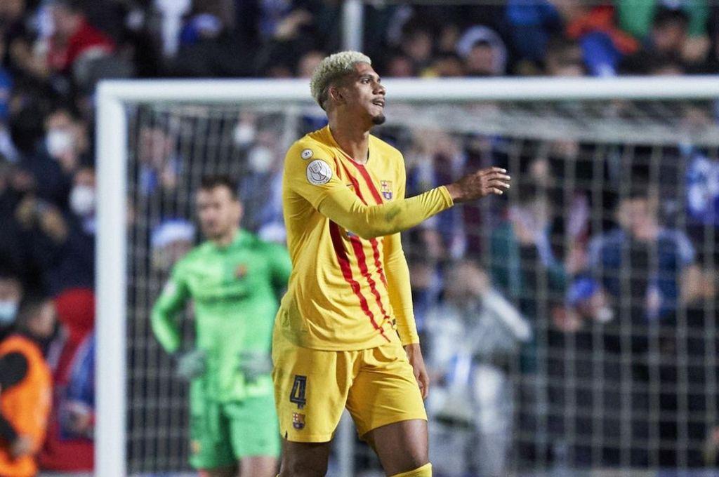 Comunicado: El FC Barcelona confirma una fractura de Ronald Araujo y pasará por el quirófano