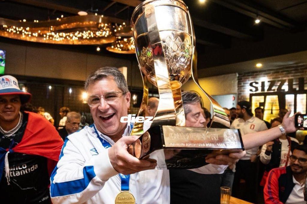 ¡Abrazo de campeón y la figura presente! Así fue la celebración íntima de la directiva y jugadores tras la conquista de la copa 40