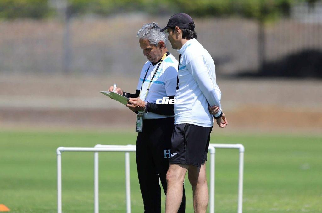 Selección de Honduras recibe visita de lujo, sonrisas y Rueda define su 11 titular; así fue el último entreno previo a enfrentar a México