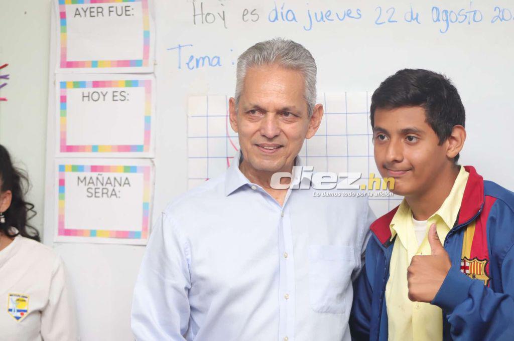 Reinaldo Rueda y directivos de la Federación de Honduras vivieron momentos especiales con niños del Instituto Juana Leclerc