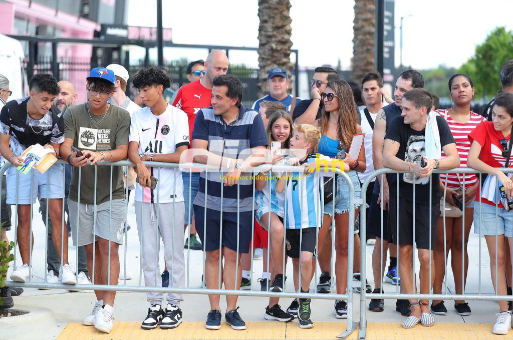 ¿Lo consiguieron? Cientos de aficionados argentinos en las afueras del hotel para lograr una firma de Lionel Messi en Miami