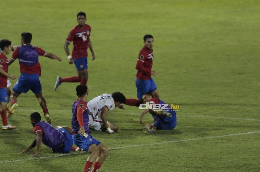 ¡Tico aplicó terrible voladora! Así fue la pelea de Costa Rica contra Estados Unidos en el Premundial de Concacaf