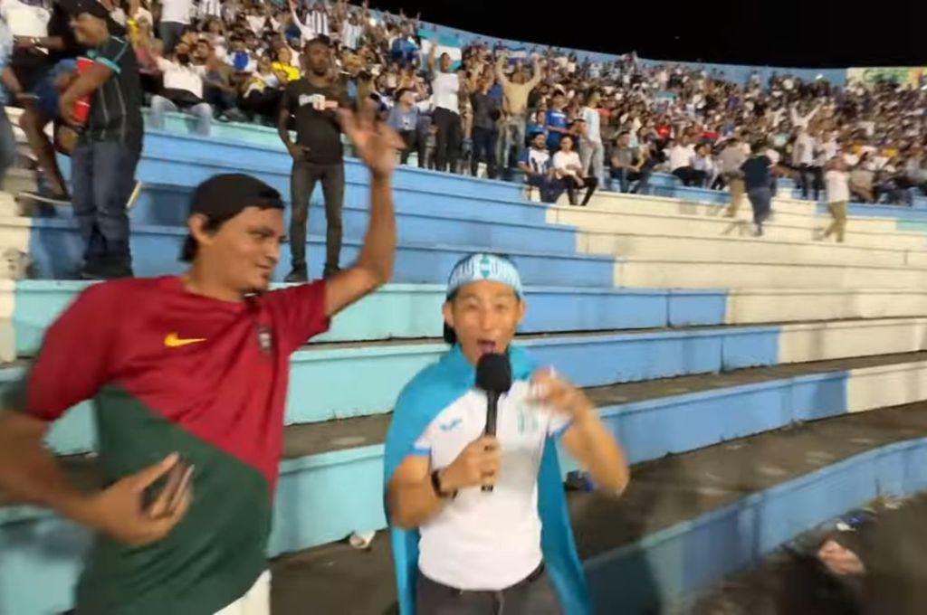 ¡Besó el escudo! Shin Fujiyama estalló de la locura en el triunfo de Honduras vs México: el mensaje a Choco y ¿le gustó la cerveza?