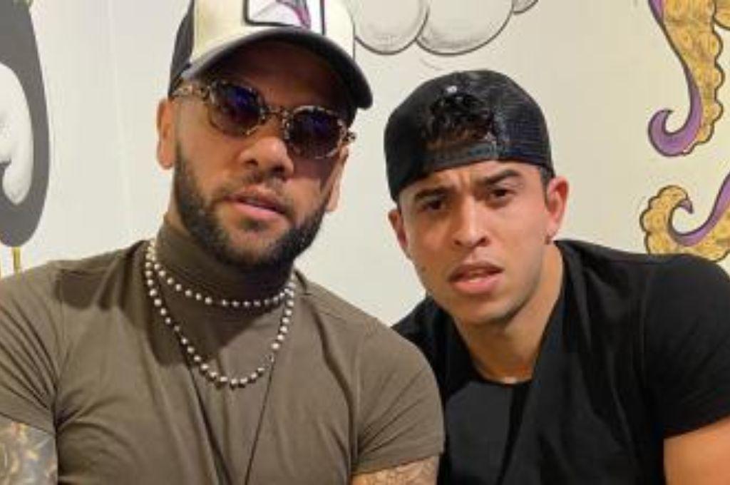 Dani Alves sale de su mansión por primera vez: su nueva pareja inseparable y lo que le gritaban en la calle