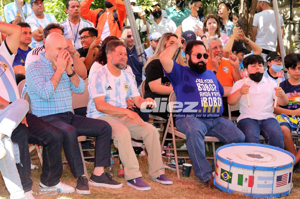 ¿Qué mirás bobo? con asado, al ritmo del bombo y entre abrazos: Así disfrutaron el título mundial en la Embajada de Argentina en Honduras