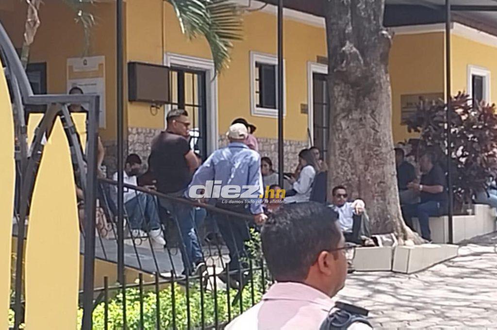 ¡Duro Momento! Rubén Matamoros es acompañado por sus familiares y amigos en el velatorio de su hijo menor