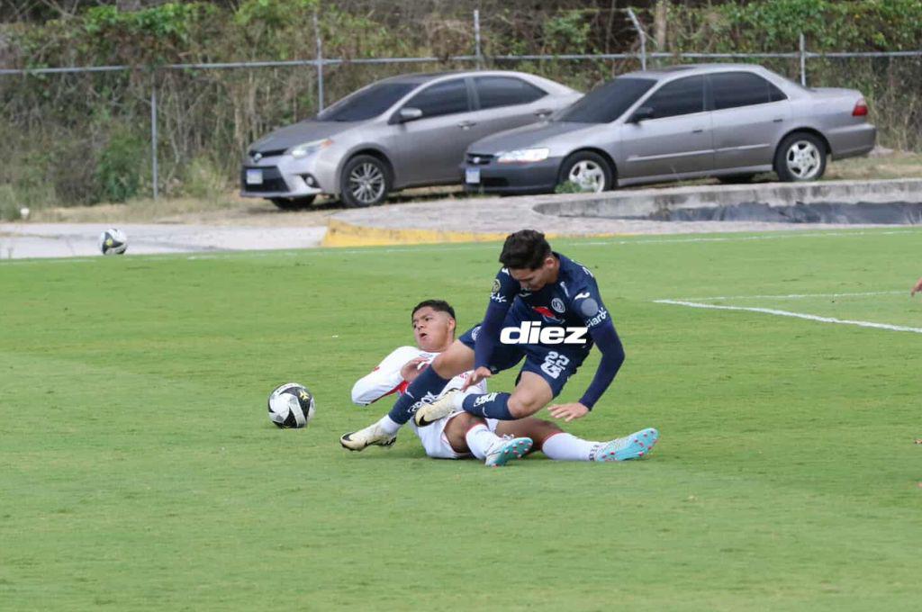 Olimpia doblega a Motagua, futbolista llega resguardado y la bella chica que engalanó el clásico