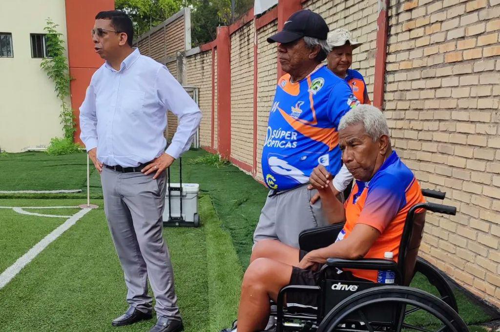 En silla de ruedas y junto a Primi Maradiaga; Héctor Castellón asume su nuevo cargo al frente de los Lobos de la UPNFM