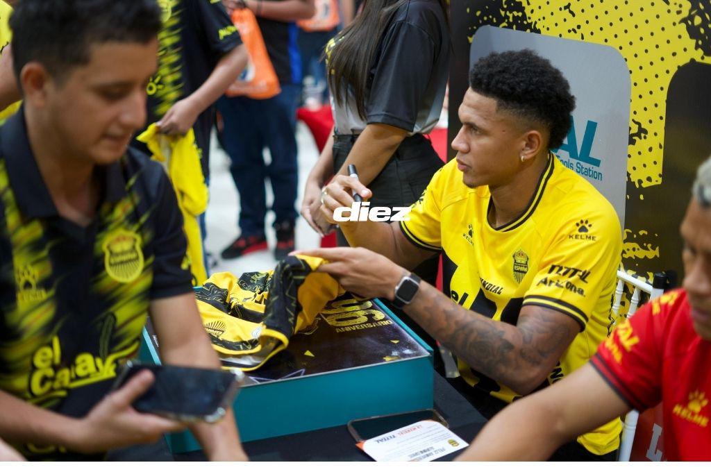 ¡Rodeado de sus leyendas! Real España presentó su nueva indumentaria y celebró a lo grande su aniversario con su afición