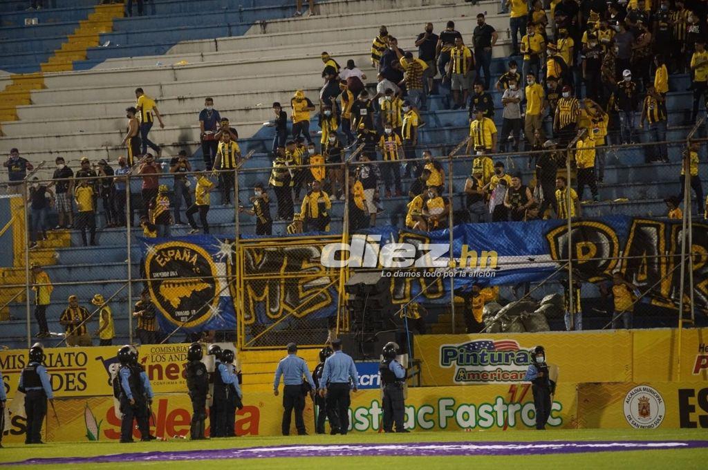 El ambiente en el interior del estadio Morazán: Pintado de amarillo y negro, pero también de blanco