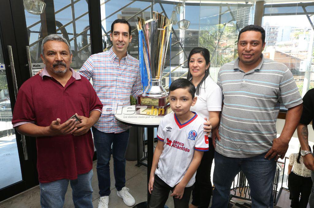 ¡Celebración de Campeón! Pedro Troglio y jugadores del Olimpia disfrutaron tras la conquista de la Copa invicta de Apertura