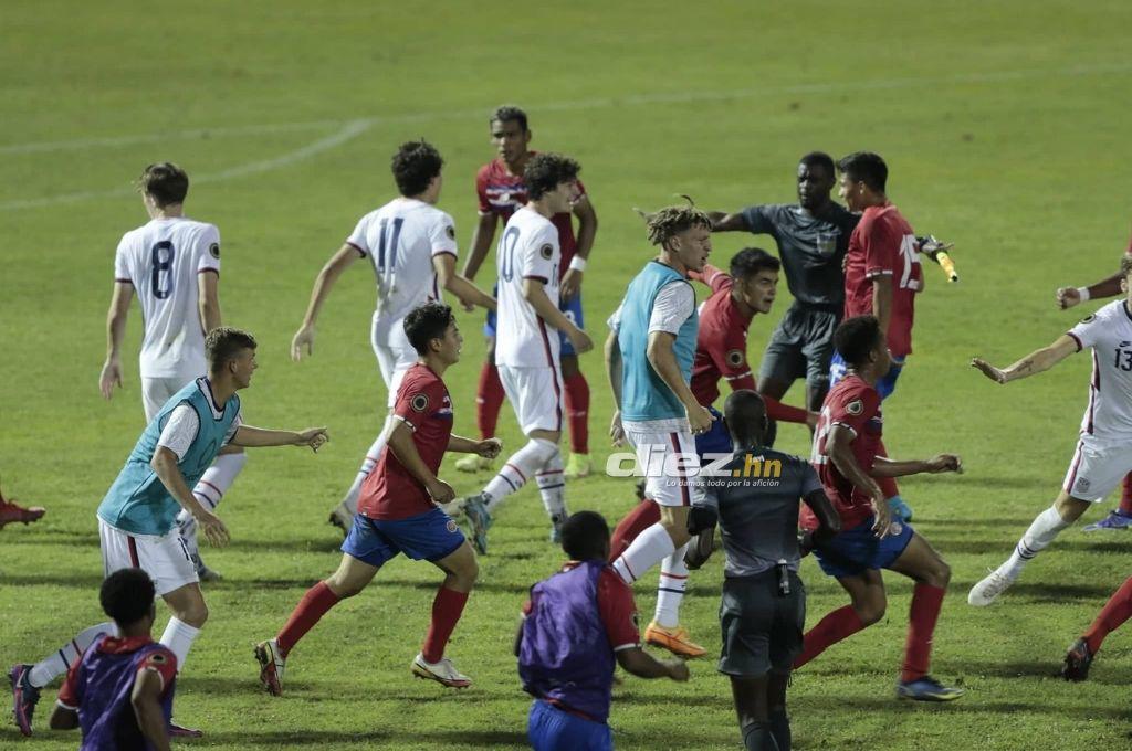 ¡Tico aplicó terrible voladora! Así fue la pelea de Costa Rica contra Estados Unidos en el Premundial de Concacaf