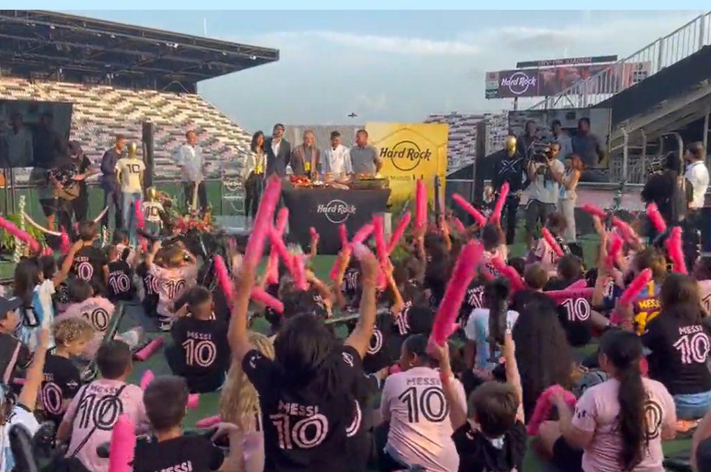 Vestido de cocinero y hasta presentó el menú: Messi sorprende con su nueva faceta de chef en Inter de Miami y los niños no lo podían creer