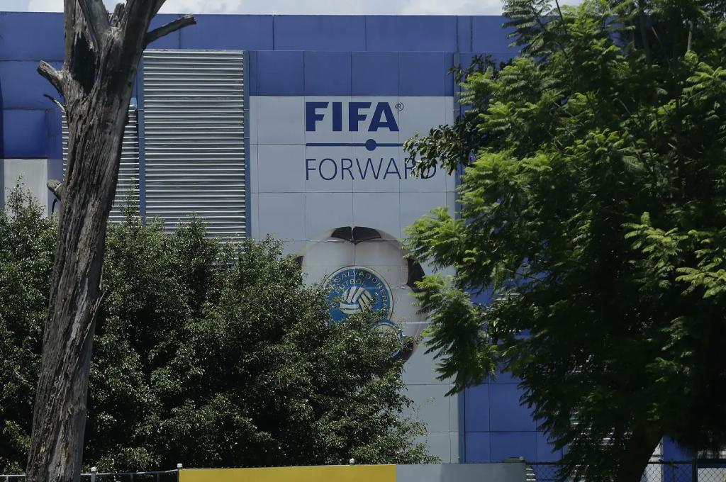 OFICIAL: La decisión que tomó FIFA con el castigo a El Salvador y el sorpresivo anuncio sobre las investigaciones a FESFUT