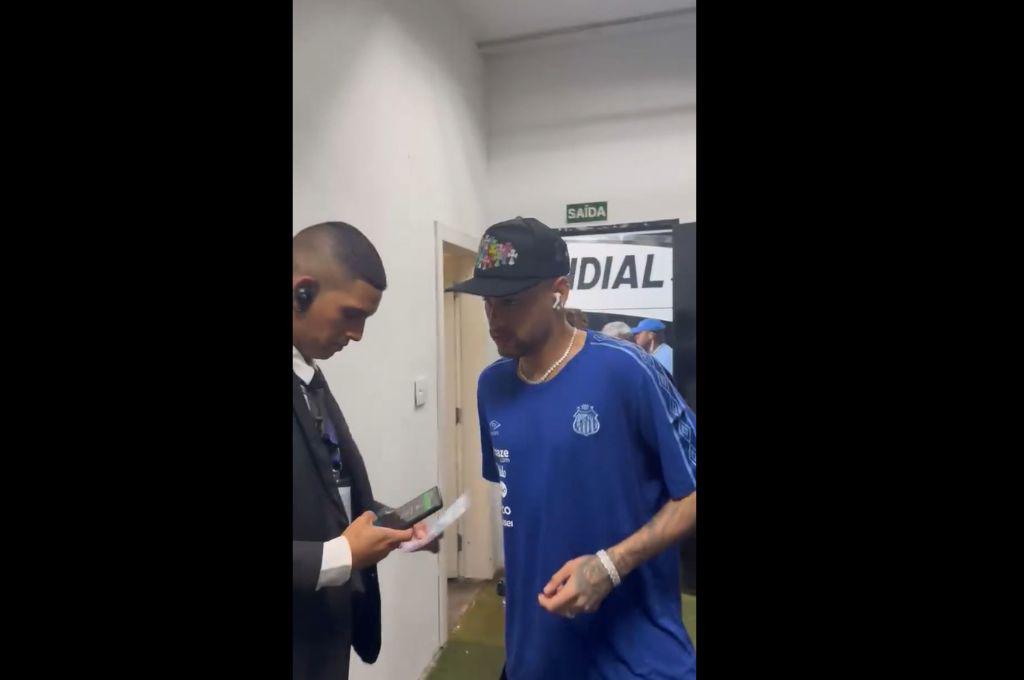 Neymar regresó a Santos con debut amargo: un jugador se burló del ‘10’ en su cumpleaños y lo que hizo un guardia seguridad