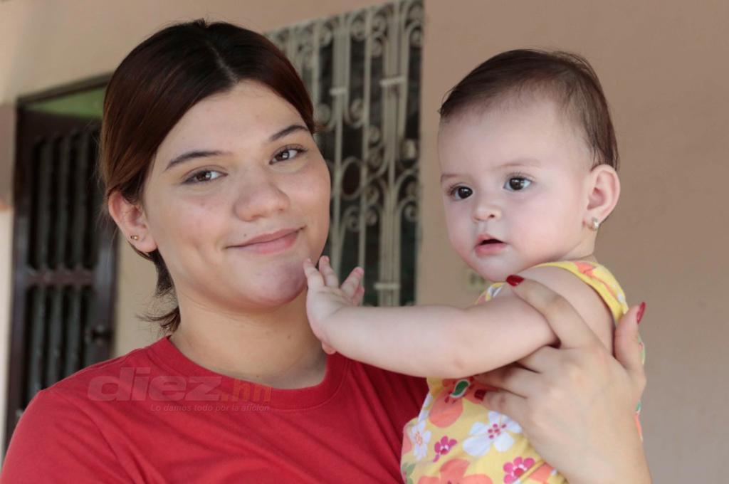 Paola es la mujer que flechó al DT hondureño y tienen una niña llamada María José.