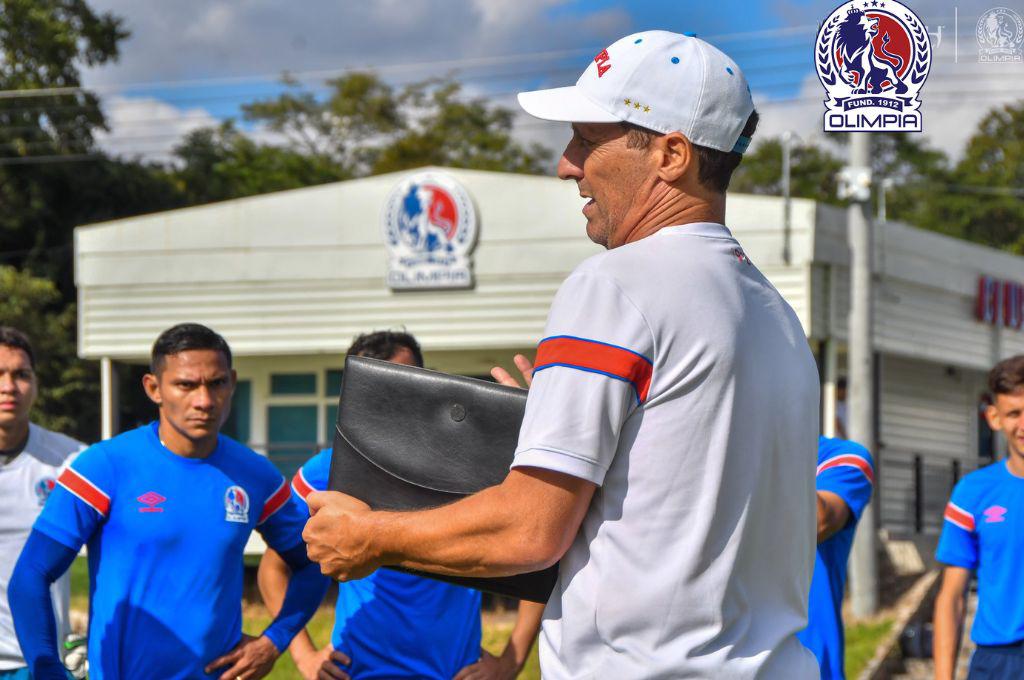¡Con Chirinos y Alex López! Pedro Troglio emprendió los trabajos en el Olimpia ¿qué pasará con Najar y Benguché?