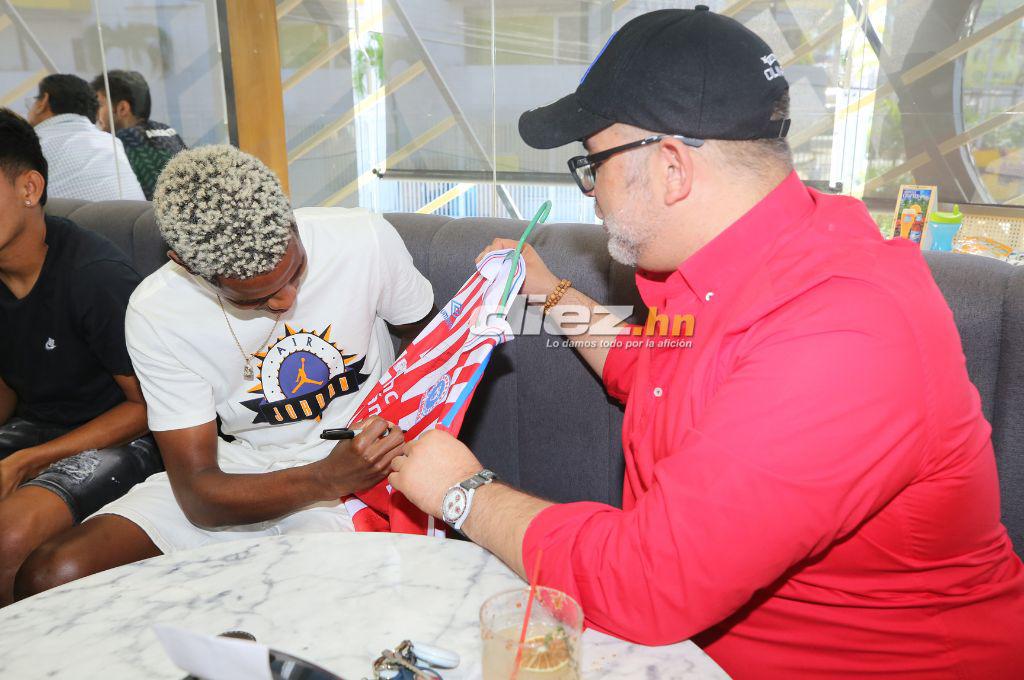 ¡Celebración de Campeón! Pedro Troglio y jugadores del Olimpia disfrutaron tras la conquista de la Copa invicta de Apertura